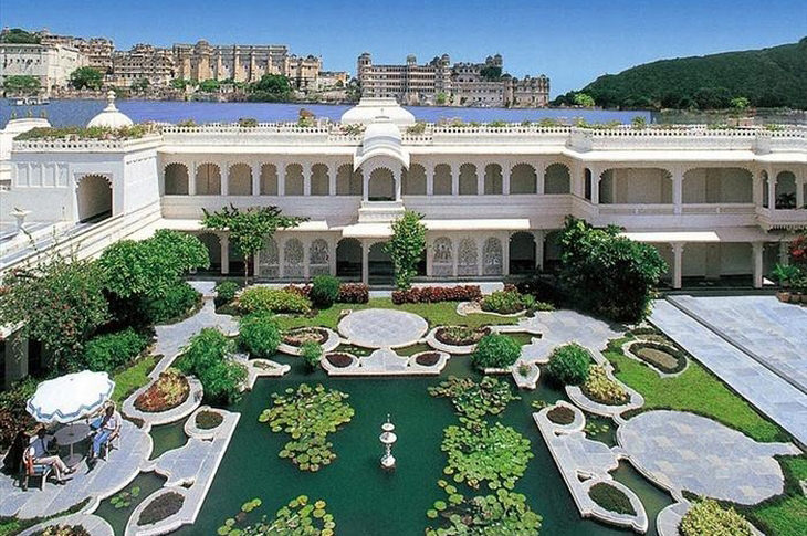palacio indio sobre un lago