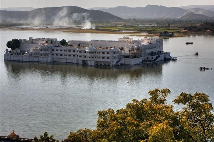 palacio indio sobre un lago