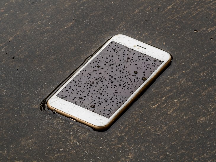 guía para arreglar móviles mojados