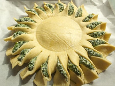 pastel de espinacas con forma de sol