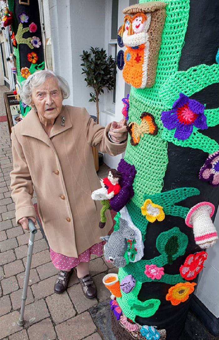 abuelita adorna su ciudad con ganchillo