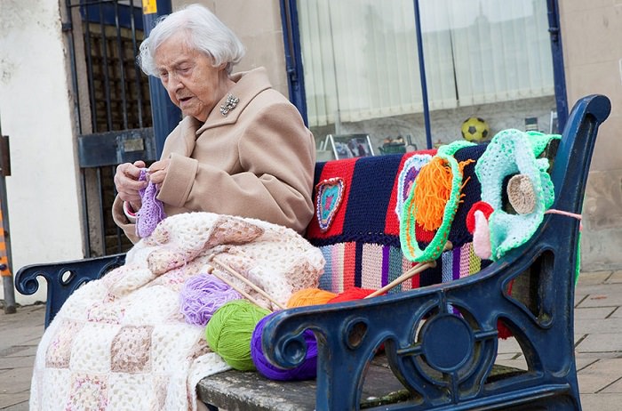 abuelita adorna su ciudad con ganchillo