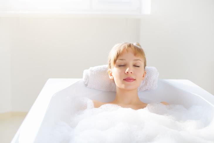 duerme bien evitando estas 8 cosas Tomar una ducha caliente o un baño justo antes de acostarse