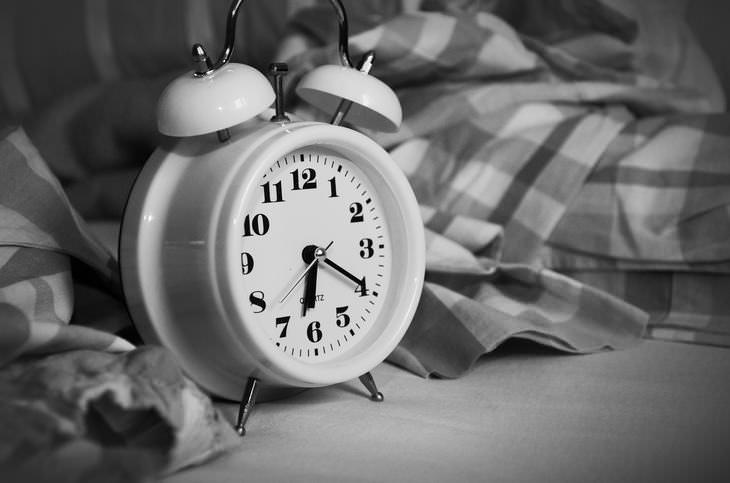 duerme bien evitando estas 8 cosas Apagar el botón de repetición de alarma