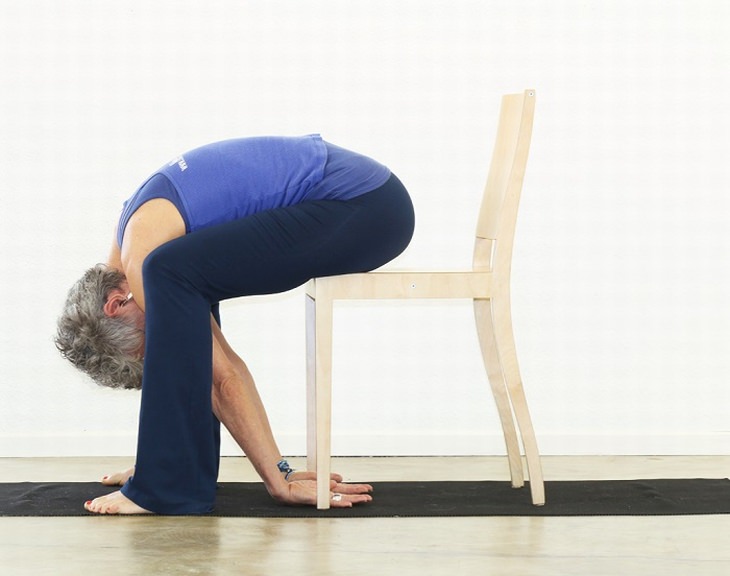 7 posiciones de yoga en una silla