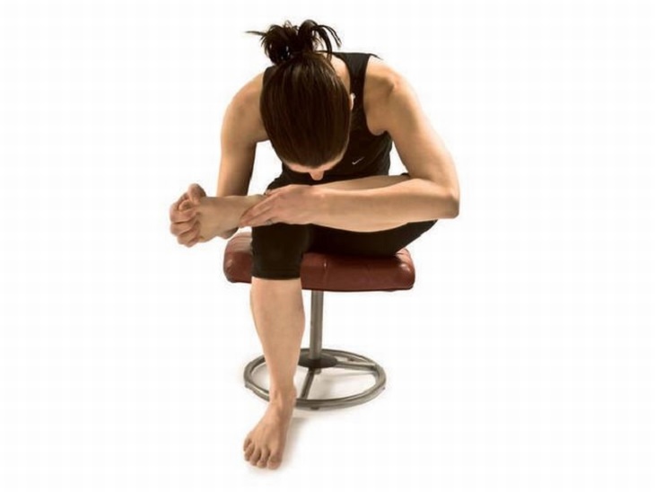 7 posiciones de yoga en una silla