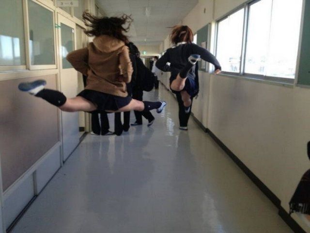 estudiantes que saltan en los pasillos foto tomada momento justo