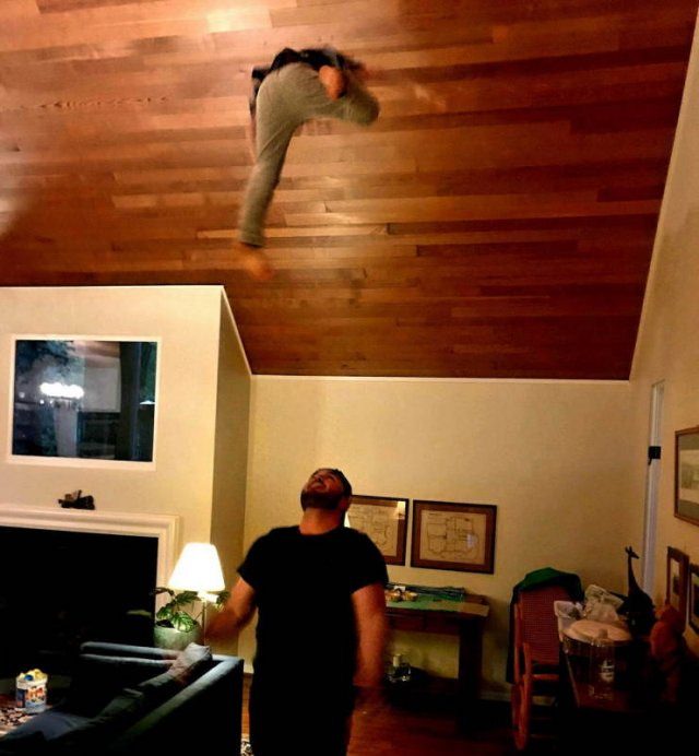 el hombre mira a una persona saltar al techo de una casa
