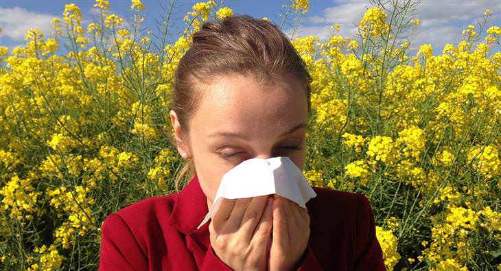 mujer con alergia 