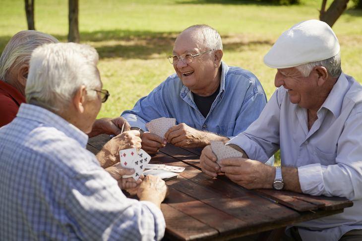 grupos de amigos mayores y longevidad