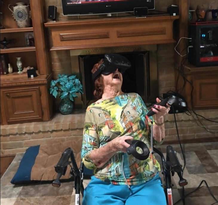Mujer de 93 años juega con realidad virtual