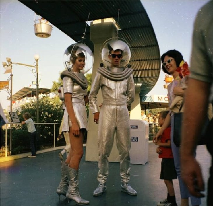 25 imágenes como nuestros antepasados imaginaron futuro moda futura en 1967, Space Man y Space Girl