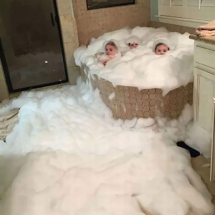 Tres niños en un baño de burbujas