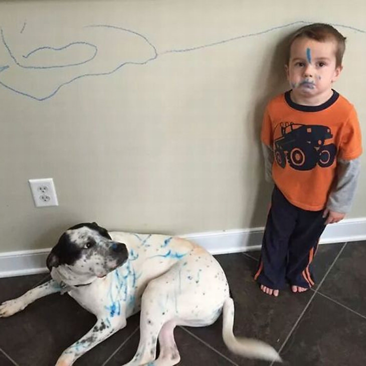 Niño rayando pared y a su perro