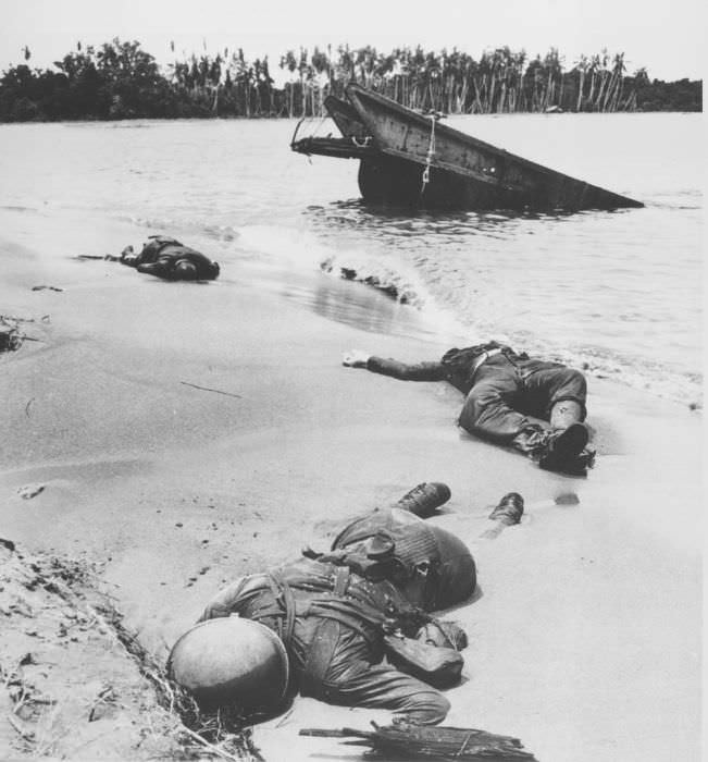 Buna Beach, Nueva Guinea, febrero de 1943. La primera imagen de víctimas estadounidenses que se muestra en el periódico en los Estados Unidos.