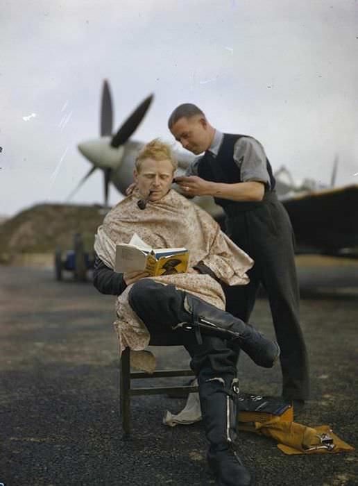 RAF Pilot se corta el pelo