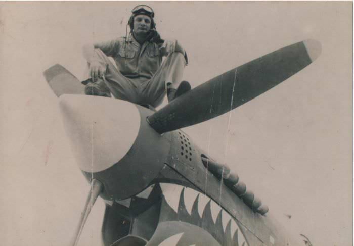Piloto se sienta en un Curtiss P-40