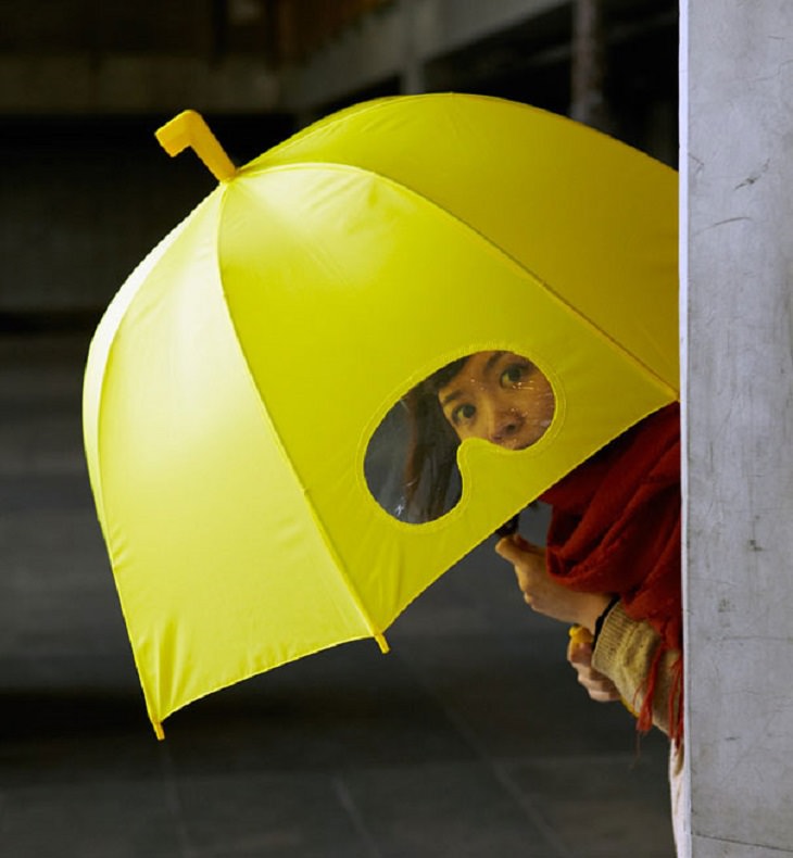  Ideas de diseño innovadoras increíbles, niño con paraguas amarillo con forma de gafas recortadas para visibilidad