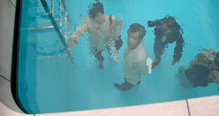  Ilusiones Opticas personas parecen estar caminando en el fondo de una piscina, 