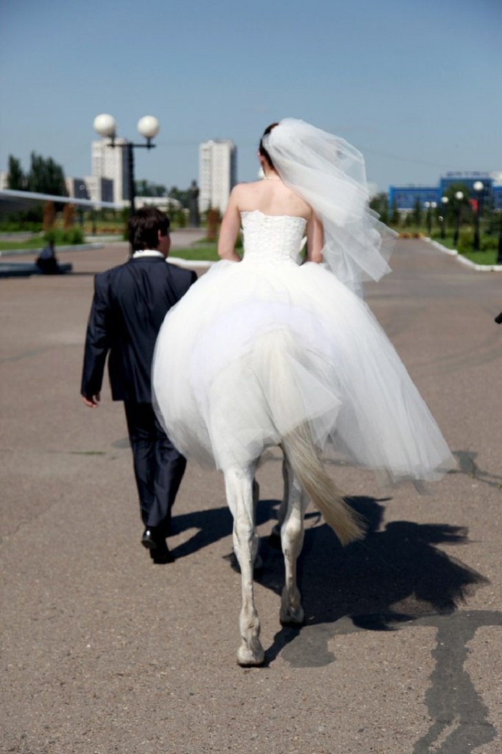 faldas de la novia nos hacen creer que es una centaura viva