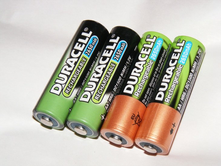 Cuidado del medio ambiente usa baterías recargables