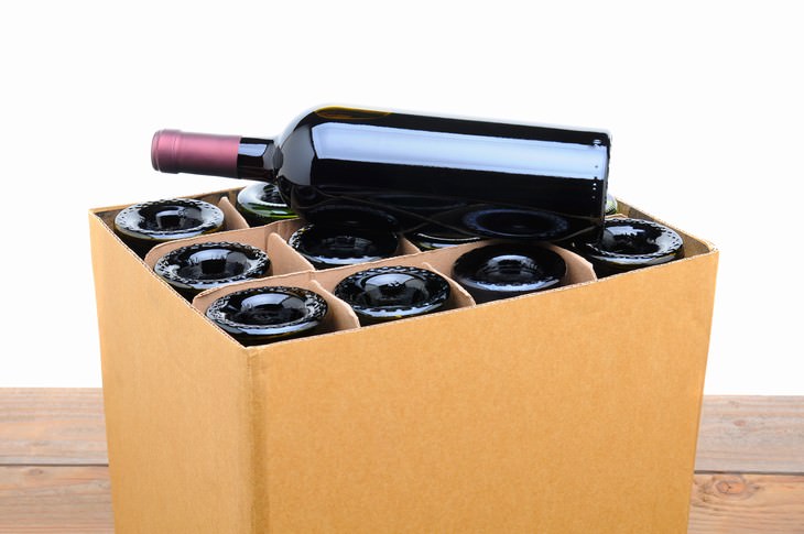 Cajas de vinos como compartimentos de zapatos