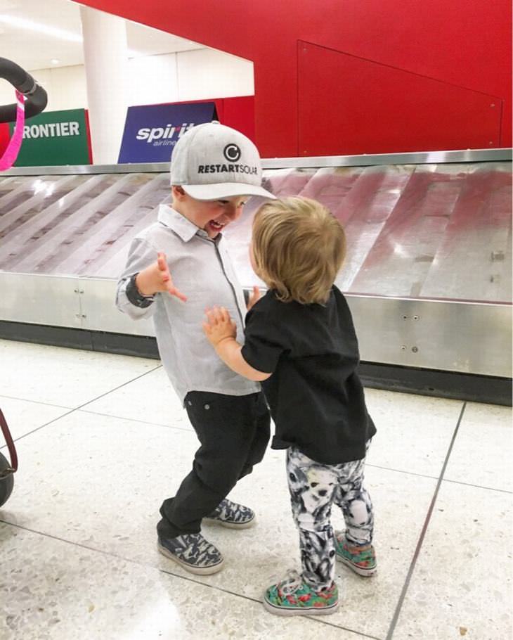 Imágenes Rivalidad Entre Hermanos Niños Sonriendo juntos en aeropuerto