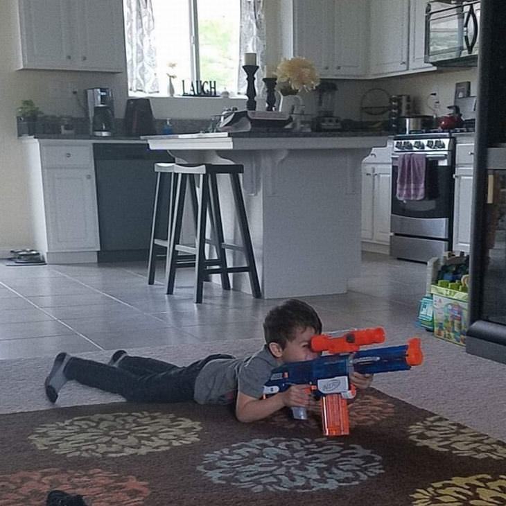 Imágenes Rivalidad Entre Hermanos Niño con pistola de agua