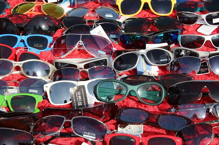 Hábitos Que Dañan La Visión Usar lentes de sol baratos