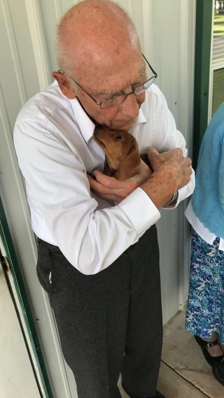 Anciano abrazando a cachorro