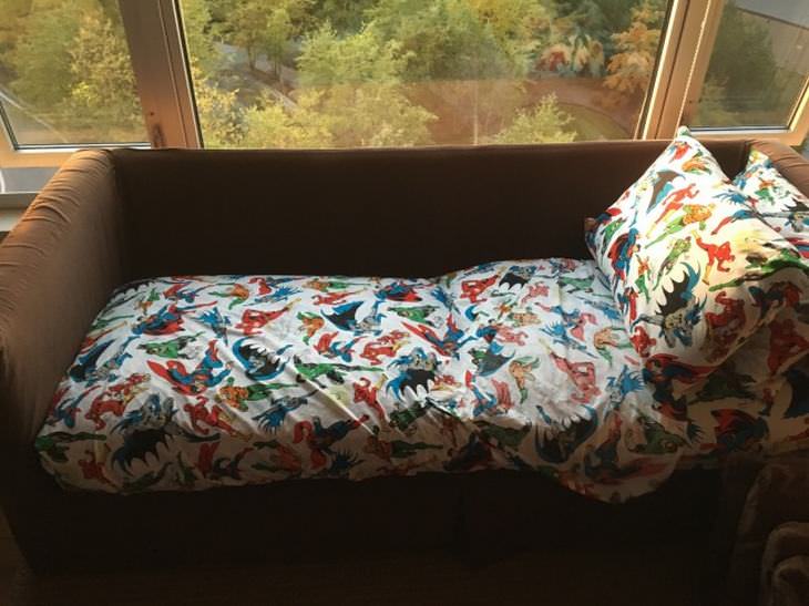 Imágenes Ingenio De Las Mamás cama con sábanas de dinosaurios