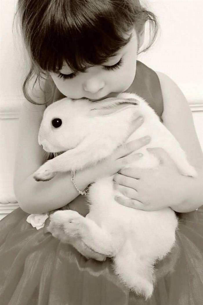 Imágenes De Niños y Sus Mascotas Nina abrazando conejito