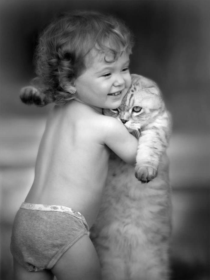 Imágenes De Niños y Sus Mascotas Niño abrazando gatito