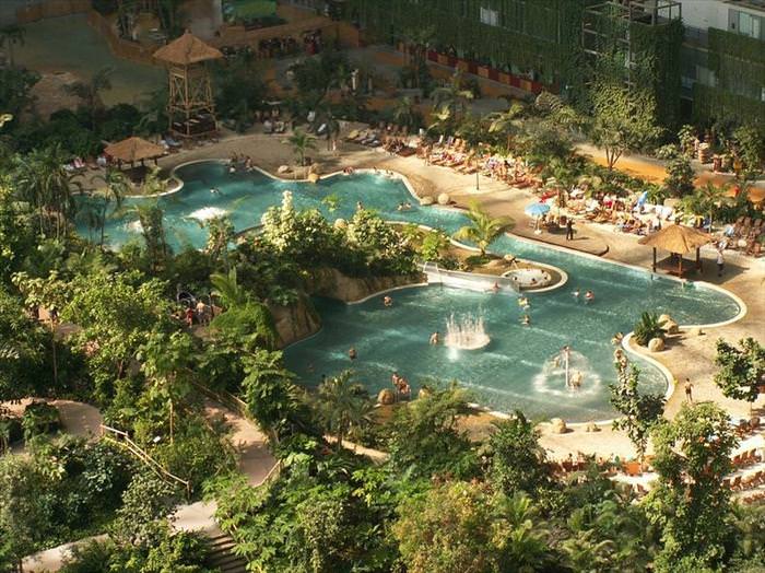 Tropical Islands Resort vista de la alberca completa