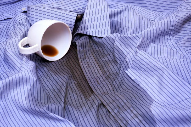 Eliminar las manchas de café recién hecho de la ropa