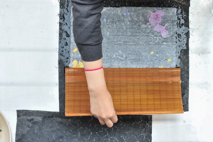    10. Hanji, un producto de papel coreano hecho de la corteza de los árboles de morera, ahora se usa para todo tipo de propósitos, desde estacionarios hasta decoraciones de la casa.
