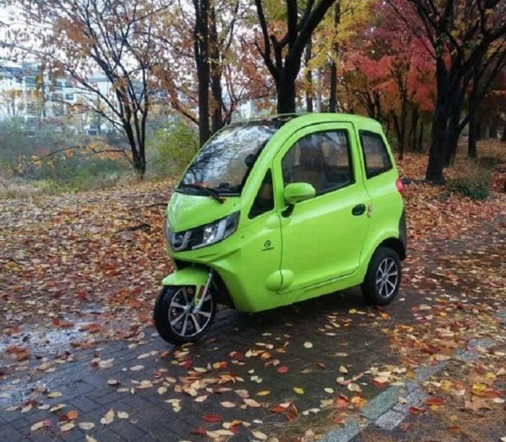 Un automóvil eléctrico de 3 ruedas muy pequeño, popular en Corea del Sur.