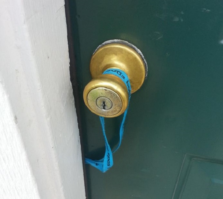 Cerradura con vista por fuera con la llave por dentro
