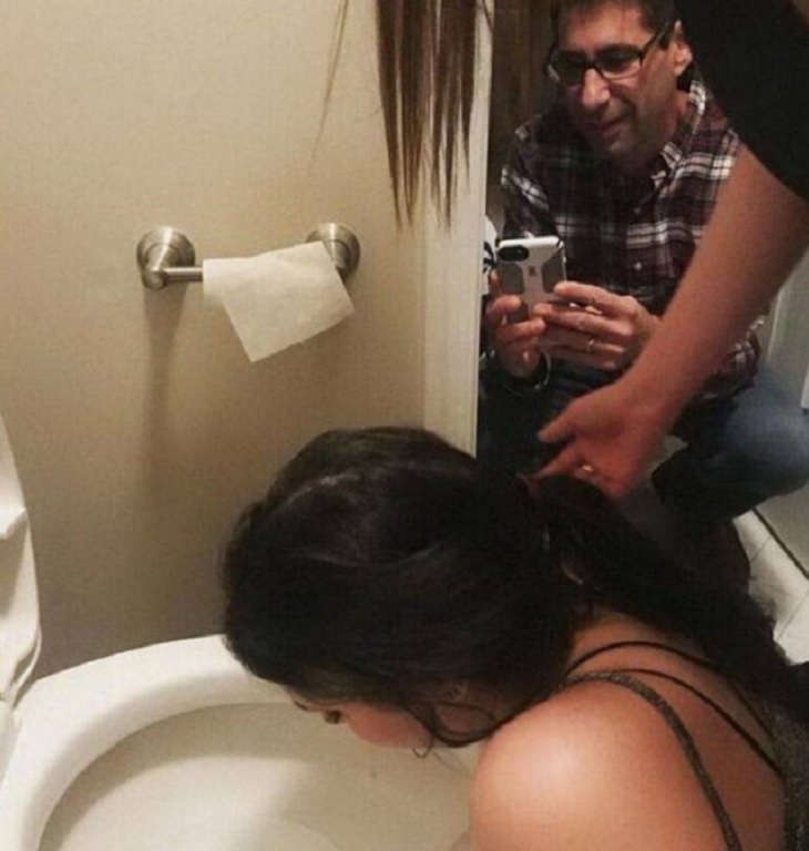 Chica vomitando en el baño