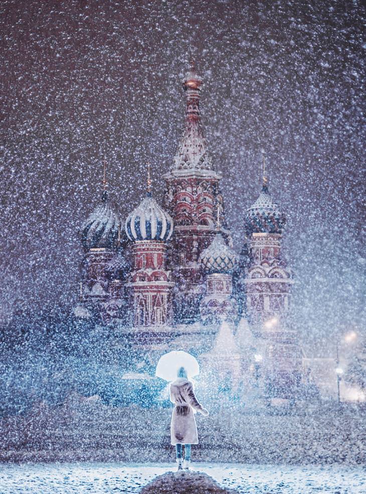 Moscú En Invierno mujer en plaza roja nevando