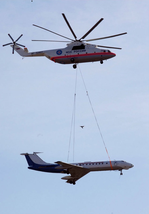  helicóptero más grande del mundo con un avión