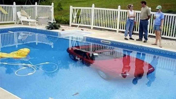 Malos Conductores Al Volante Auto dentro de piscina