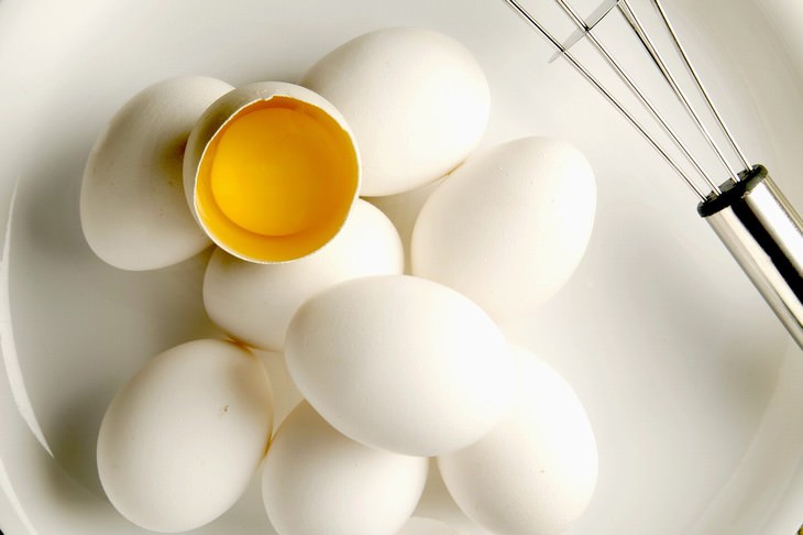Consumo De Huevos Después De Su Fecha De Caducidad Huevos en un plato