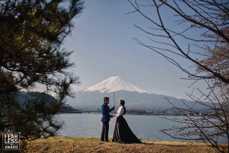 Fotos de bodas pareja frente a un lago