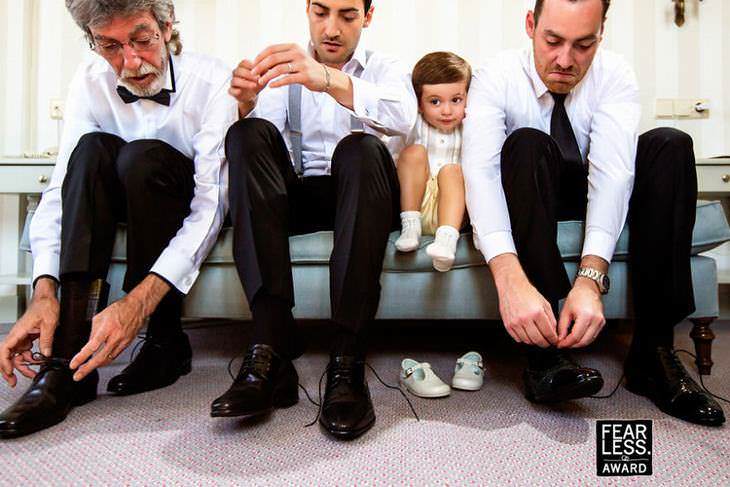 fotos de bodas novio y su familia colocándose los zapatos