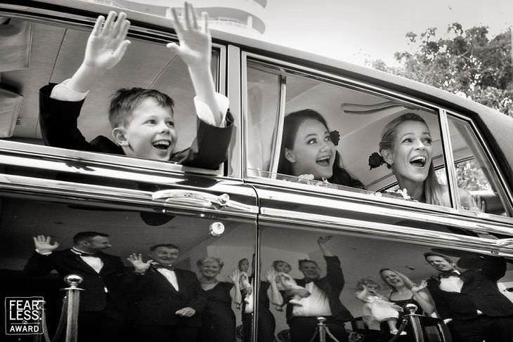 Fotos de bodas damas de honor y niño paje de boda en auto clásico