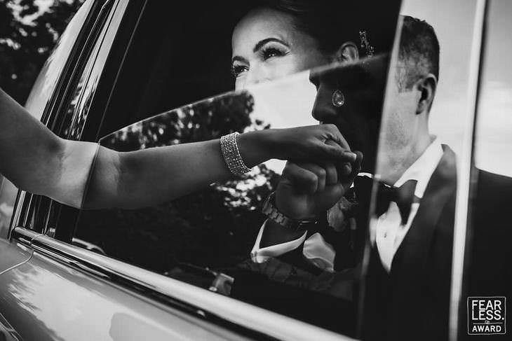 fotos de bodas novio besando la mano de su novia en el auto