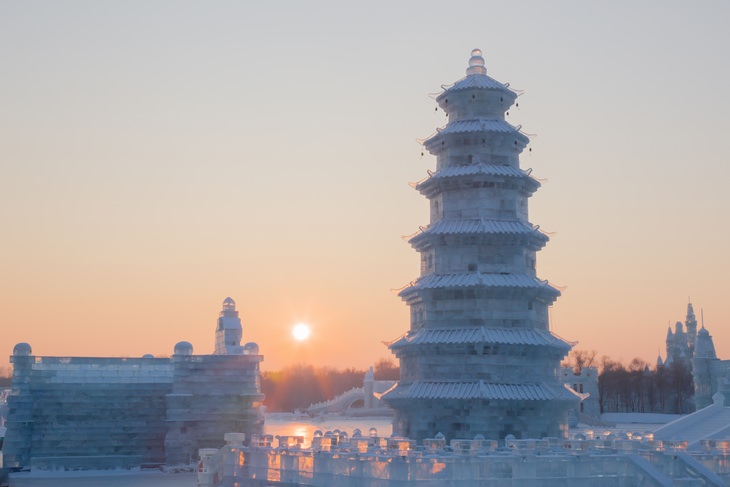 Festival De Esculturas De Hielo De Harbin torre y puesta del sol