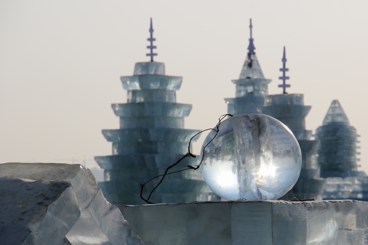 Festival De Esculturas De Hielo De Harbin escultura desde lo alto de un castillo