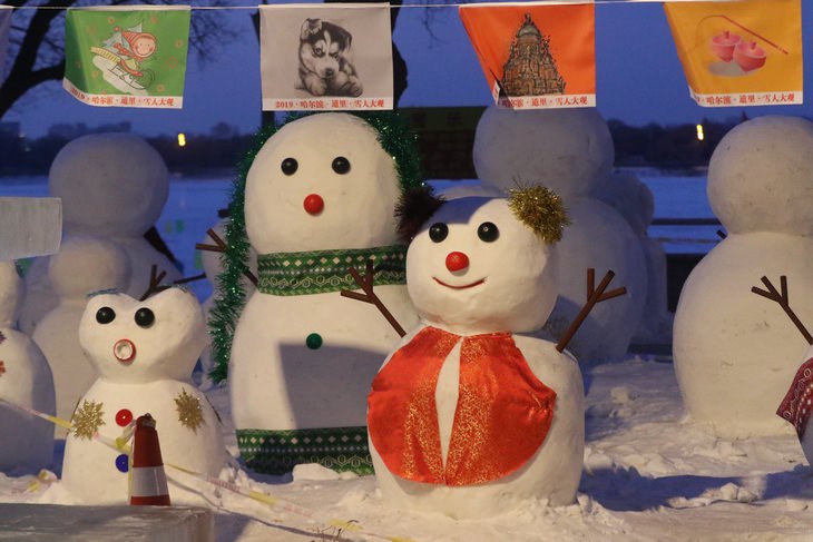 Festival De Esculturas De Hielo De Harbin muñecos de nieve